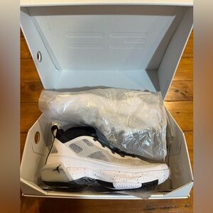 AIR JORDAN XXXVII white/black New